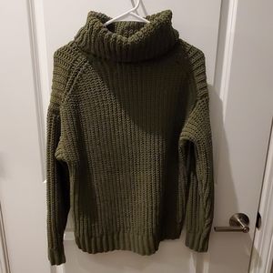 Overisize Olive Turtleneck